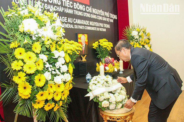 Đại sứ Lào tại Pháp Kham-Inh Khitchadeth gửi lời chia buồn sâu sắc nhất đến Đảng, Nhà nước, nhân dân Việt Nam và gia đình Tổng Bí Thư Nguyễn Phú Trọng. (Ảnh: KHẢI HOÀN)
