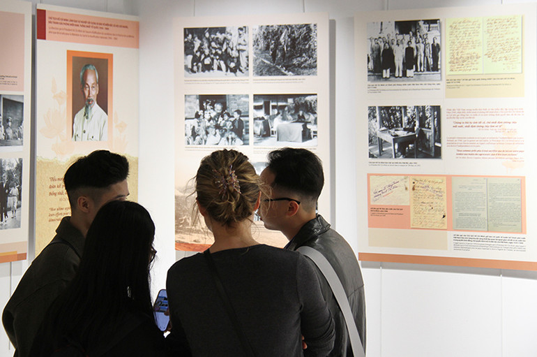 Triển lãm là dịp để thế hệ trẻ Việt Nam cùng bạn bè quốc tế tìm hiểu về cuộc đời, thân thế và sự nghiệp của Chủ tịch Hồ Chí Minh. Ảnh: Khải Hoàn.