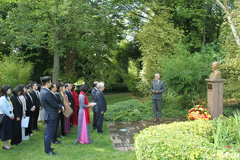 Đồng chí Taylan Coskun nhấn mạnh: "Chúng tôi luôn vững bước đi theo bước chân Chủ tịch Hồ Chí Minh, tích cực đấu tranh vì hòa bình và tình hữu nghị". (Ảnh: KHẢI HOÀN)