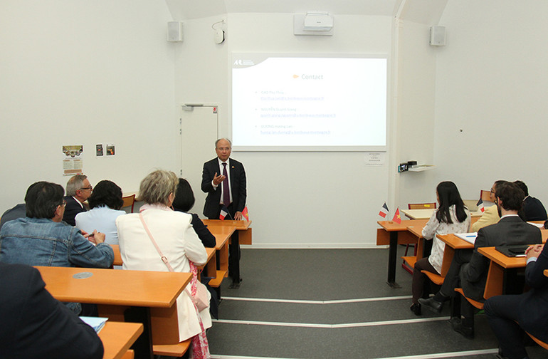 Đại sứ Đinh Toàn Thắng đánh giá cao việc giảng dạy tiếng Việt tại CLEFF, góp phần tăng cường trao đổi ngôn ngữ và thúc đẩy hợp tác giữa hai nước. (Ảnh: Minh Duy) Đại sứ Đinh Toàn Thắng đánh giá cao việc giảng dạy tiếng Việt tại CLEFF, góp phần tăng cường trao đổi ngôn ngữ và thúc đẩy hợp tác giữa hai nước. (Ảnh: Minh Duy)