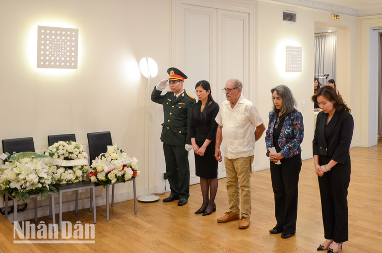 Đại sứ, Trưởng Phái đoàn Cuba bên cạnh UNESCO, bà Maria del Carmen Herrera Caseiro xúc động chia sẻ: Sự ra đi của đồng chí Nguyễn Phú Trọng là một mất mát to lớn đối với Đảng, Chính phủ và nhân dân Việt Nam cũng như Cuba. Chúng tôi xin gửi lời chia buồn sâu sắc nhất tới gia quyến Tổng Bí thư và nhân dân Việt Nam. Cuba luôn ở bên cạnh những người anh em Việt Nam trong giờ phút thật đau buồn này. (Ảnh: MINH DUY)