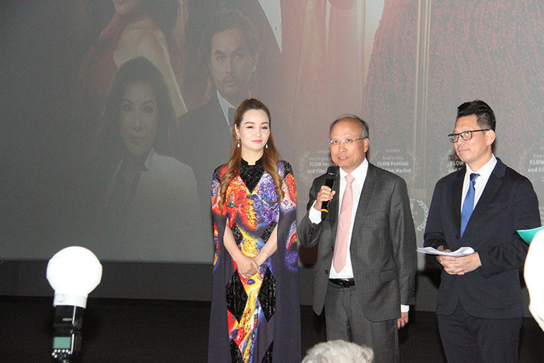 Đại sứ Việt Nam tại Pháp Đinh Toàn Thắng đánh giá cao nỗ lực của đoàn làm phim và ê-kíp tại Pháp, tổ chức buổi chiếu phim phục vụ kiều bào. (Ảnh: KHẢI HOÀN) Đại sứ Việt Nam tại Pháp Đinh Toàn Thắng đánh giá cao nỗ lực của đoàn làm phim và ê-kíp tại Pháp, tổ chức buổi chiếu phim phục vụ kiều bào. (Ảnh: KHẢI HOÀN)