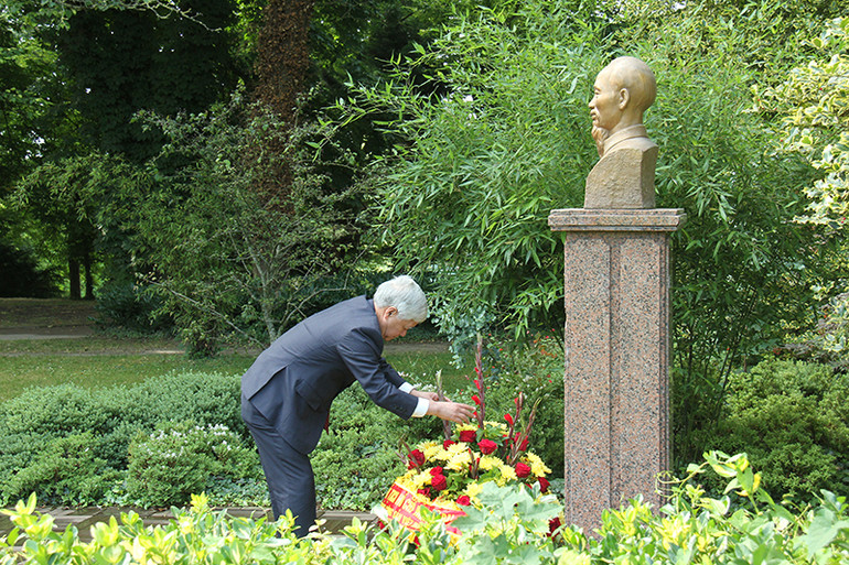 Đồng chí Đỗ Văn Chiến, Ủy viên Bộ Chính trị, Bí thư Trung ương Đảng, Chủ tịch Ủy ban Trung ương Mặt trận Tổ quốc Việt Nam dâng hoa tại tượng Chủ tịch Hồ Chí Minh. (Ảnh: KHẢI HOÀN)