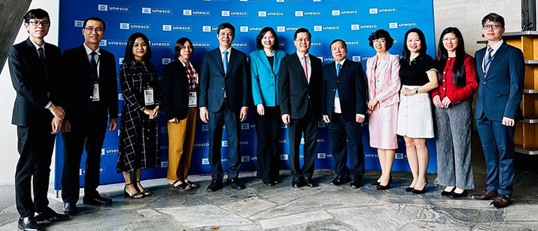 Đoàn Việt Nam tham dự Kỳ họp lần thứ 10 Đại hội đồng Công ước 2003 về bảo vệ di sản văn hóa phi vật thể tại Trụ sở UNESCO ở Paris, Pháp.