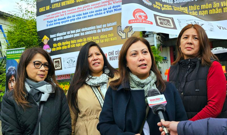 Chị Sandra Trâm Hoàng và những người bạn đến thưởng thức các món ăn Việt Nam, cũng là để góp phần giúp đỡ bà con bị ảnh hưởng bởi bão lũ. (Ảnh: Khải Hoàn)