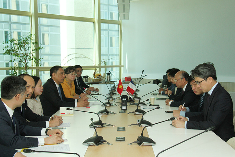 Tại buổi làm việc với Đoàn công tác của tỉnh Lào Cai, Đại sứ Đinh Toàn Thắng đề nghị tập trung vào một số lĩnh vực như y tế, giáo dục, môi trường và phát triển các sản phẩm du lịch mới. Ảnh: Minh Duy.