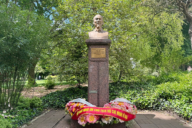 Những bông hoa tươi thắm dâng lên Chủ tịch Hồ Chí Minh nhân dịp kỷ niệm 134 năm Ngày sinh của Người. (Ảnh: Khải Hoàn)