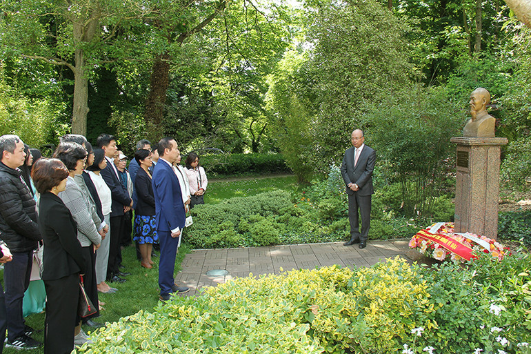 Đại sứ Đinh Toàn Thắng nhấn mạnh: Năm 2024, nhân dân Việt Nam tưởng nhớ Bác Hồ trong bầu không khí phấn khởi khi đất nước đạt hhiều thành tựu, cũng là dịp kỷ niệm nhiều ngày lễ lớn, trong đó có 70 năm Chiến thắng Điện Biên Phủ, cột mốc lịch sử gắn liền với công lao to lớn của Chủ tịch Hồ Chí Minh và cũng gắn liền với lịch sử hào hùng của dân tộc, cũng như trang sử vẻ vang của nền ngoại giao Việt Nam. (Ảnh: Khải Hoàn)