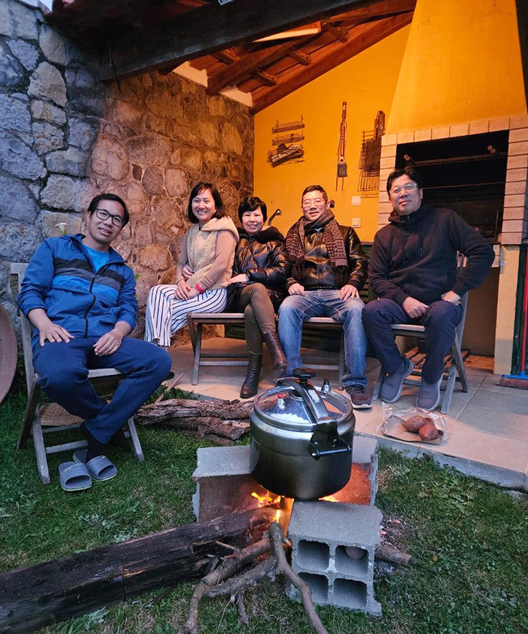 Các gia đình cùng ngồi canh nồi bánh chưng ngày 30 Tết tại Bồ Đào Nha, chia sẻ về công việc, gia đình.