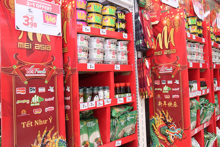 Những sản phẩm nổi tiếng của Việt Nam như cà-phê, hạt điều, gạo, bún, bánh phở khô cùng các loại gia vị nổi bật hẳn trong Tuần lễ vinh danh hàng VIệt và Tết Việt ở siêu thị Carrefour.