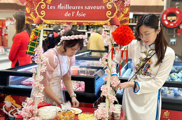 Mang Tết đến với khách hàng Pháp tại siêu thị Carrefour.