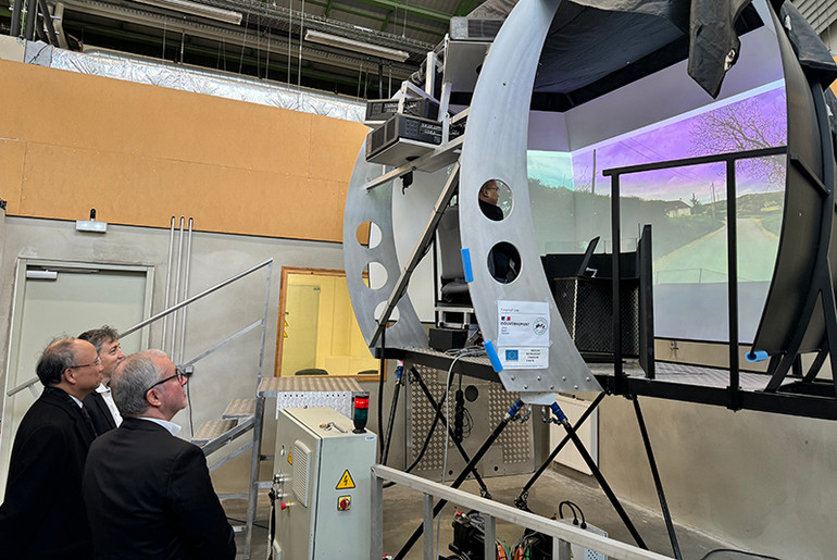 Đại sứ Đinh Toàn Thắng và Thị trưởng Denis Thuriot thăm khu nghiên cứu ứng dụng tự động tại Trường Đào tạo kỹ thuật về ô-tô và giao thông ở thành phố Nevers. (Ảnh: Khải Hoàn)