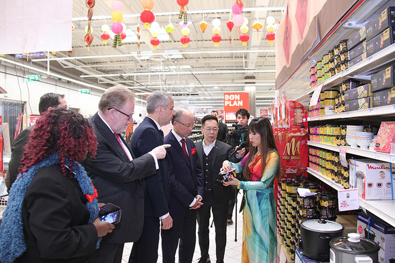 Giới thiệu các sản phẩm đặc trưng của Việt Nam tại siêu thị Carrefour.