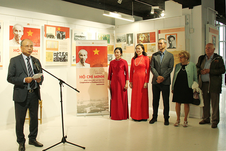 Đại sứ Đinh Toàn Thắng nhấn mạnh: Đây là sự kiện vô cùng ý nghĩa, thể hiện lòng biết ơn sâu sắc đối với vị Cha già kính yêu của dân tộc Việt Nam - Chủ tịch Hồ Chí Minh. Ảnh: Khải Hoàn.