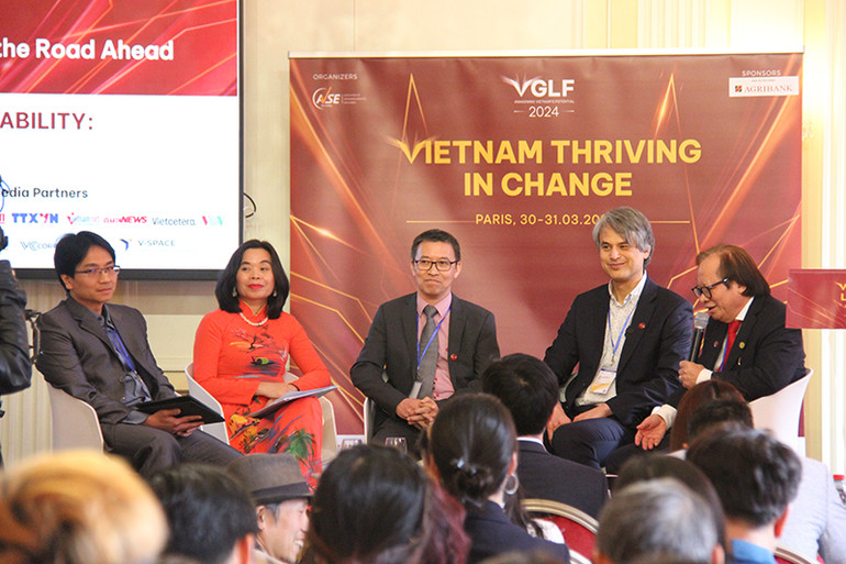 Trong hai ngày, các phiên đối thoại với chủ đề "Vươn mình trong biến động: Việt Nam và Con đường phía trước và "Kết nối sức mạnh tổng hợp," các diễn giả tập trung trao đổi về sức mạnh của văn hóa trong phát triển, câu chuyện nâng tầm vị thế công nghệ, năng lực phục hồi kinh tế và công bằng xã hội và bền vững. (Ảnh: KHẢI HOÀN)