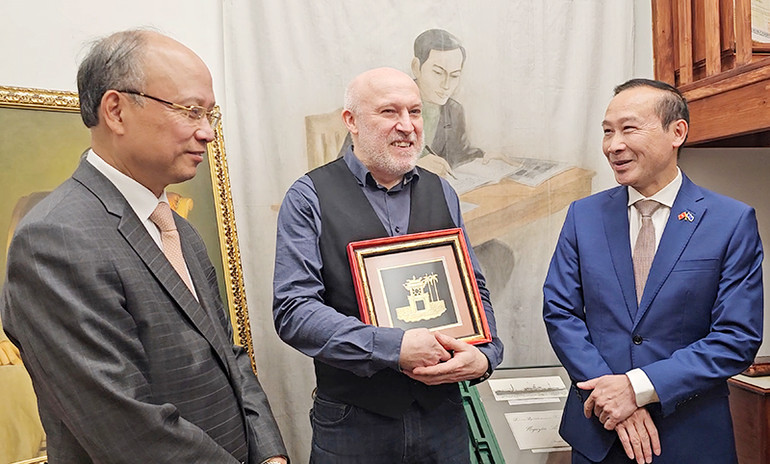 Hai Đại sứ trân trọng cảm ơn ông Eric Lafon, Giám đốc Bảo tàng Lịch sử sống, cùng nhân viên của bảo tàng đã luôn quan tâm, gìn giữ những kỷ vật quý báu về Chủ tịch Hồ Chí Minh. (Ảnh: Minh Duy)