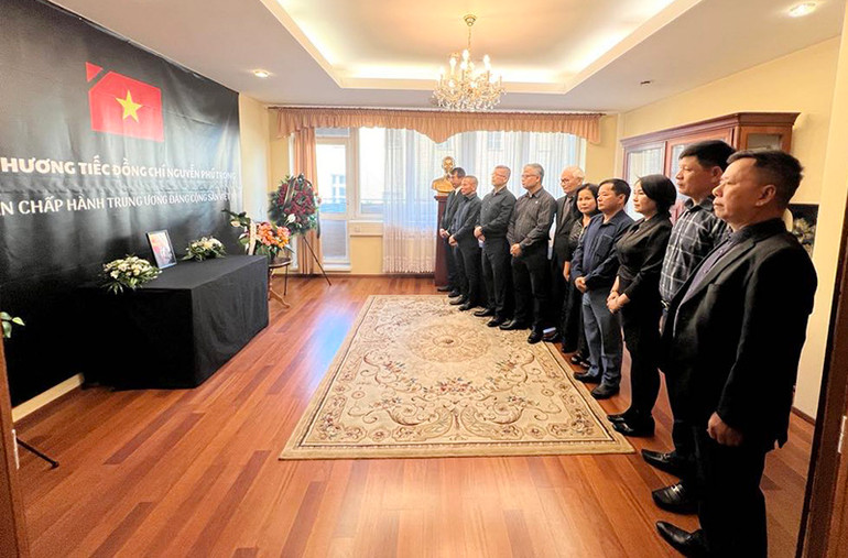 Đông đảo kiều bào và bạn bè Slovakia đến viếng Tổng Bí thư Nguyễn Phú Trọng.