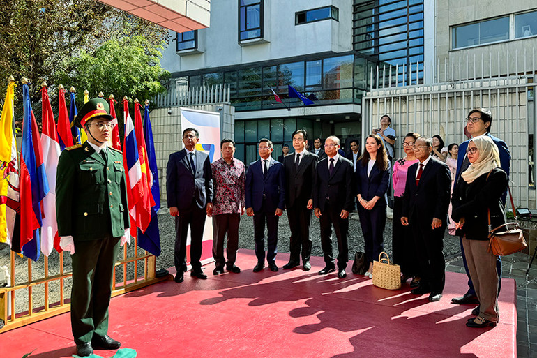 Đại sứ các nước ASEAN tại Pháp tham dự Lễ thượng cờ. ẢNH: KHẢI HOÀN