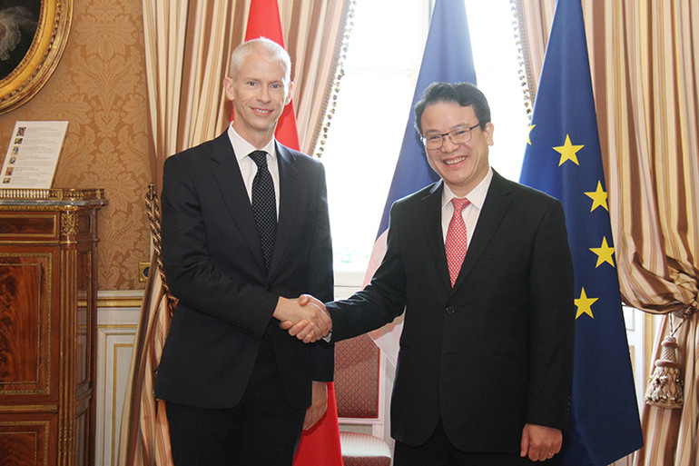 Bộ trưởng Franck Riester chào đón Thứ trưởng Trần Quốc Phương tới dự và đồng chủ trì Đối thoại cấp cao thường niên về kinh tế Việt Nam-Pháp lần thứ 8. (ẢNH: KHẢI HOÀN)