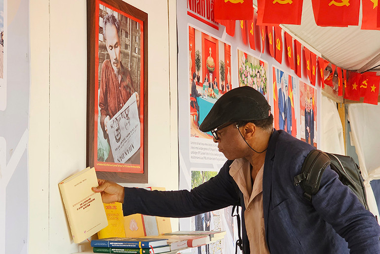 Các nhà nghiên cứu và bạn bè quốc tế rất quan tâm và đánh giá cao những cuốn sách của Tổng Bí thư Nguyễn Phú Trọng, trong đó có cuốn sách "Một số vấn đề lý luận và thực tiễn về chủ nghĩa xã hội và con đường đi lên chủ nghĩa xã hội ở Việt Nam", tại gian trưng bày do Báo Nhân Dân tổ chức ở Hội báo Nhân đạo (Pháp) tháng 9/2023. (Ảnh: KHẢI HOÀN) Các nhà nghiên cứu và bạn bè quốc tế rất quan tâm và đánh giá cao những cuốn sách của Tổng Bí thư Nguyễn Phú Trọng, trong đó có cuốn sách "Một số vấn đề lý luận và thực tiễn về chủ nghĩa xã hội và con đường đi lên chủ nghĩa xã hội ở Việt Nam", tại gian trưng bày do Báo Nhân Dân tổ chức ở Hội báo Nhân đạo (Pháp) tháng 9/2023. (Ảnh: KHẢI HOÀN)