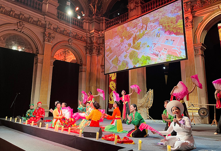 Các tiết mục văn nghệ mừng Xuân mới mang lại không khí rộn ràng, đầm ấm cho bà con xa quê. Ảnh: Khải Hoàn.