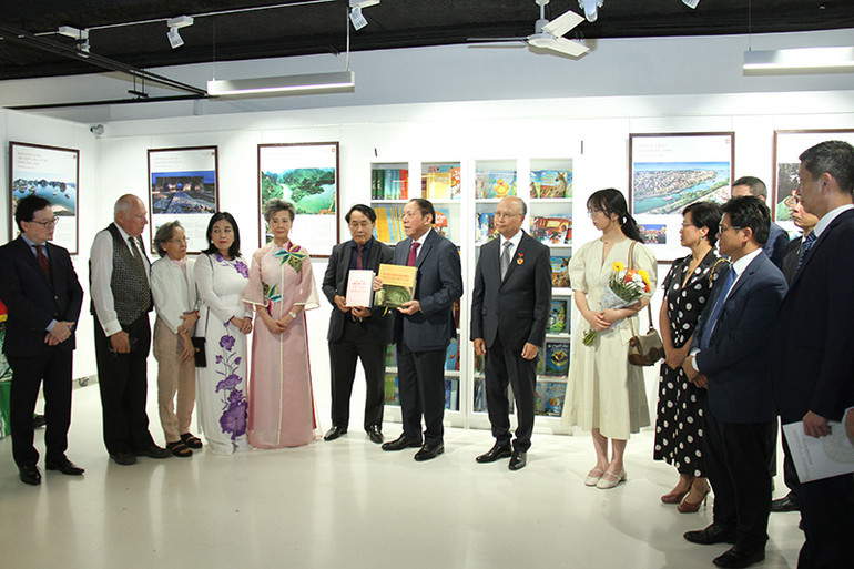 Bộ trưởng Nguyễn Văn Hùng nhấn mạnh: Đây là những cẩm nang quan trọng cho người làm văn hóa, cần phải thấm sâu để lan toả, quảng bá đất nước và con người Việt Nam. (Ảnh: KHẢI HOÀN)