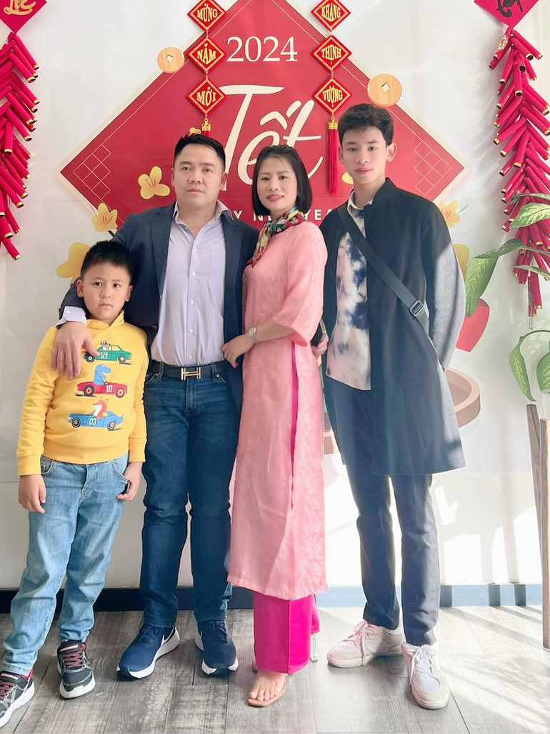 Anh Kiên, chị Hằng đưa hai con đến tham dự các hoạt động Tết để hiểu, trải nghiệm và tiếp nối truyền thống tốt đẹp của người Việt.