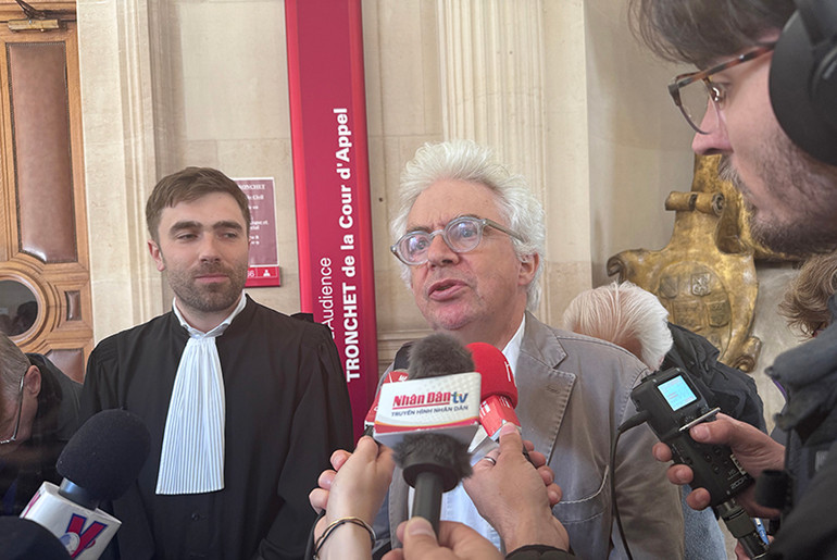 Hai luật sư biện hộ cho bà Trần Tố Nga cho rằng các công ty hóa chất Mỹ phải chịu trách nhiệm đối với sản phẩm của mình. (Ảnh: KHẢI HOÀN) Hai luật sư biện hộ cho bà Trần Tố Nga cho rằng các công ty hóa chất Mỹ phải chịu trách nhiệm đối với sản phẩm của mình. (Ảnh: KHẢI HOÀN)