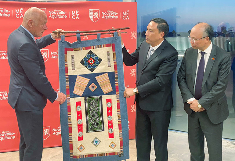 Phó Bí thư Tỉnh ủy Hoàng Giang tặng quà lưu niệm cho ông Alain Rousset, Chủ tịch Hội đồng vùng Nouvelle Aquitaine tại Lễ kỷ niệm 20 năm hợp tác Lào Cai-Nouvelle Aquitaine được tổ chức tại Bordeaux, thủ phủ của vùng Nouvelle Aquitaine. Ảnh: Minh Duy.