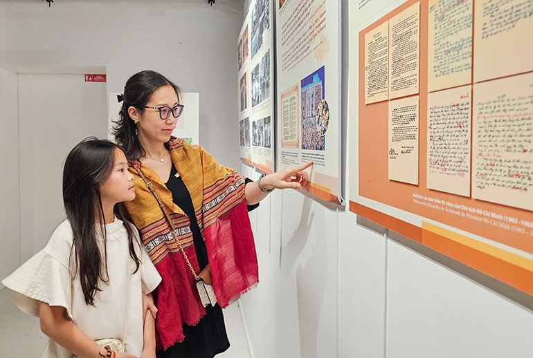 Triển lãm là dịp để thế hệ trẻ Việt Nam tại Pháp tìm hiểu những cống hiến vĩ đại của Chủ tịch Hồ Chí Minh đối với sự nghiệp cách mạng của Đảng, của dân tộc Việt Nam. Ảnh: Minh Duy.