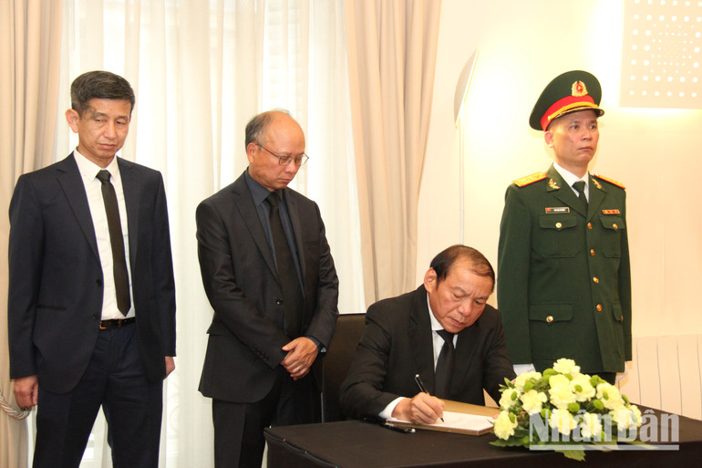 Bộ trưởng Nguyễn Văn Hùng bày tỏ niềm thương tiếc. (Ảnh: MINH DUY)