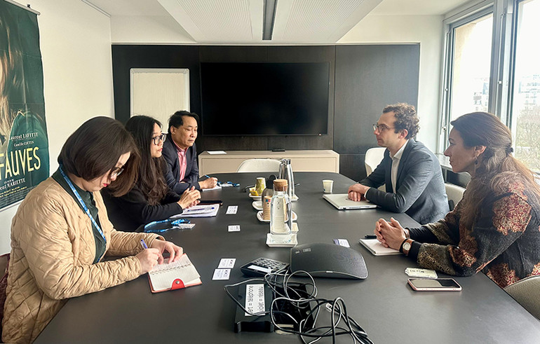 Tham dự buổi làm việc có NSƯT Tăng Thanh Sơn, Phó Giám đốc phụ trách Trung tâm Văn hóa Việt Nam tại Pháp.