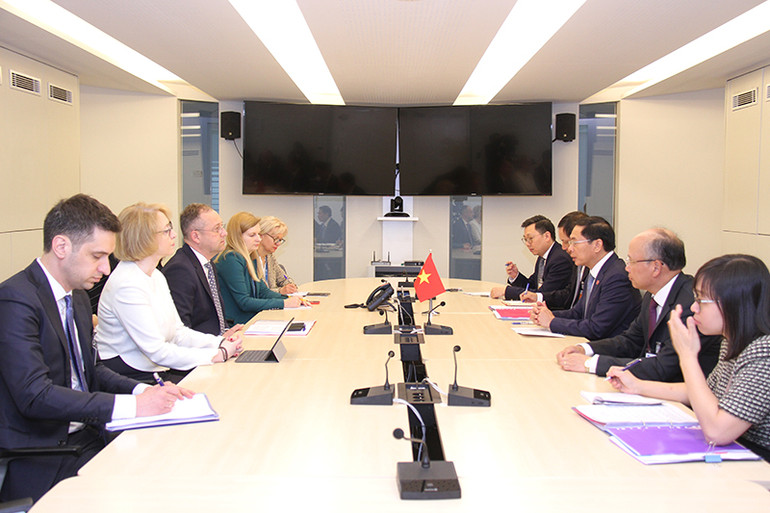 Bộ trưởng Bùi Thanh Sơn tiếp Thứ trưởng Simonas Satunas. Tham dự các cuộc gặp có Đại sứ Việt Nam tại Pháp Đinh Toàn Thắng.