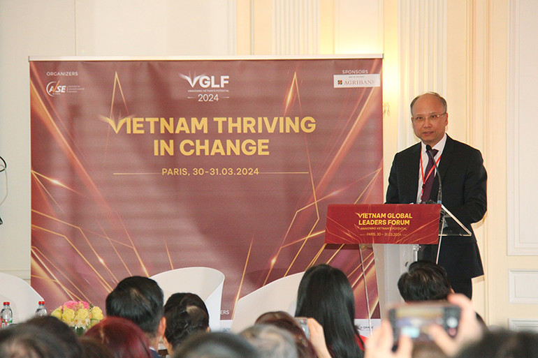 Đại sứ Đinh Toàn Thắng nhấn mạnh: Là những người con của đất Việt, sống và làm việc ở trong nước hay ở nước ngoài, chúng ta đều tự hào trước mỗi sự phát triển và lớn mạnh của đất nước và chia vui với vị thế của Việt Nam đang ngày một được nâng cao trên quốc tế về mọi mặt. (Ảnh: KHẢI HOÀN)