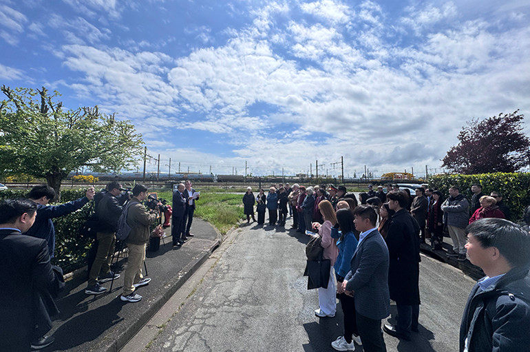 Thế hệ trẻ Pháp và Việt Nam tham dự buổi lễ để hiểu rõ hơn về tình đoàn kết quốc tế được thôi thúc mạnh mẽ từ sự kiện lịch sử vào ngày 23/2/1950 vì hòa bình và độc lập dân tộc của Việt Nam. Ảnh: Minh Duy.