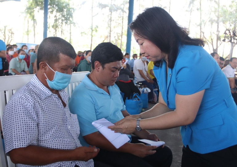 Phó Chủ tịch Tổng Liên đoàn Lao động Việt Nam Thái Thu Xương tặng quà cho công nhân lao động bị tai nạn lao động.