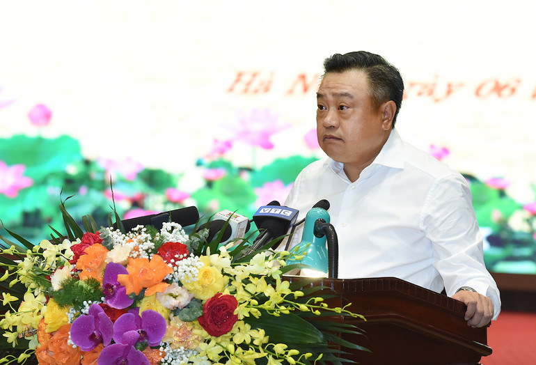 Chủ tịch UBND thành phố Hà Nội Trần Sỹ Thanh báo cáo tại cuộc làm việc