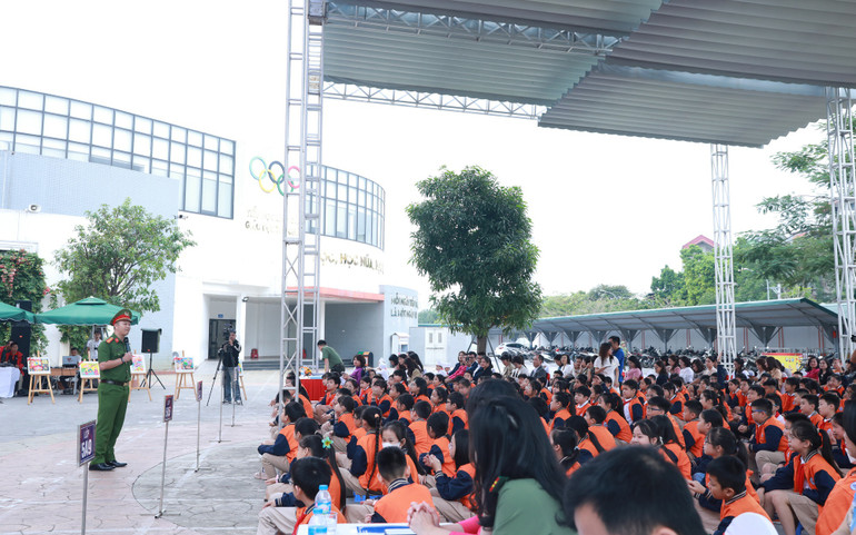 Tuyên truyền, phổ biến pháp luật cho học sinh Trường tiểu học Linh Đàm (Hoàng Mai, Hà Nội) Tuyên truyền, phổ biến pháp luật cho học sinh Trường tiểu học Linh Đàm (Hoàng Mai, Hà Nội)