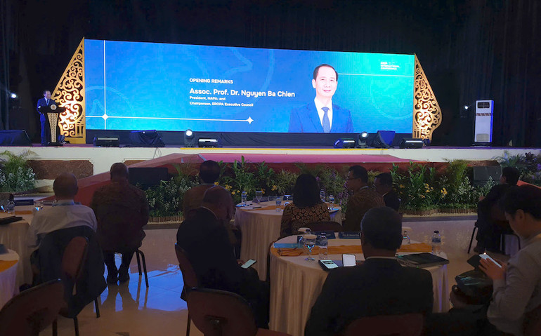 PGS, TS Nguyễn Bá Chiến, Giám đốc Học viện Hành chính Quốc gia (Việt Nam), Chủ tịch Hội đồng điều hành EROPA phát biểu khai mạc Hội nghị.