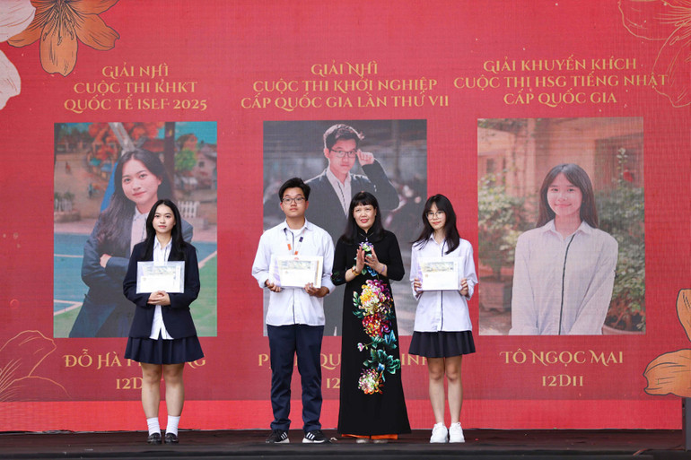 Hiệu trưởng Trường THPT Việt Đức Nguyễn Bội Quỳnh khen thưởng các học sinh Hiệu trưởng Trường THPT Việt Đức Nguyễn Bội Quỳnh khen thưởng các học sinh