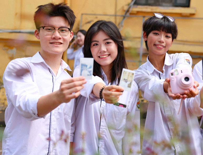 Học trò lớp 12 cùng nhau lưu giữ những kỷ niệm về bạn bè, thầy cô, mái trường trong lễ bế giảng năm học 2024-2025. Học trò lớp 12 cùng nhau lưu giữ những kỷ niệm về bạn bè, thầy cô, mái trường trong lễ bế giảng năm học 2024-2025.