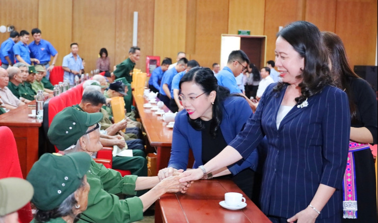 Đồng chí Võ Thị Ánh Xuân thăm hỏi đời sống người có công trên địa bàn huyện Định Hóa.