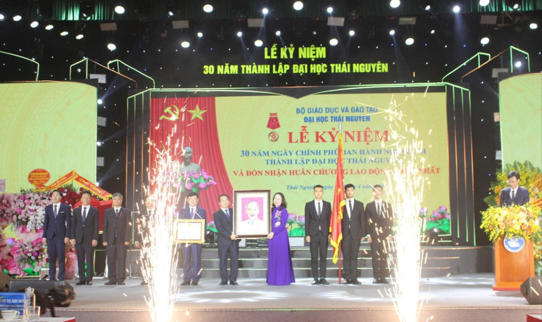 Đồng chí Võ Thị Ánh Xuân trao ảnh chân dung Chủ tịch Hồ Chí Minh tặng Đại học Thái Nguyên.