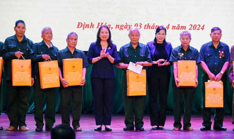 Quyền Chủ tịch nước Võ Thị Ánh Xuân tặng quà người có công trên địa bàn huyện Định Hóa.