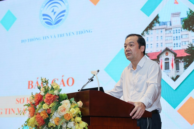 Thứ trưởng Thông tin và Truyền thông Phạm Đức Long trình bày khái quát hoạt động của ngành thông tin truyền thông trong 6 tháng đầu năm 2023. Thứ trưởng Thông tin và Truyền thông Phạm Đức Long trình bày khái quát hoạt động của ngành thông tin truyền thông trong 6 tháng đầu năm 2023.