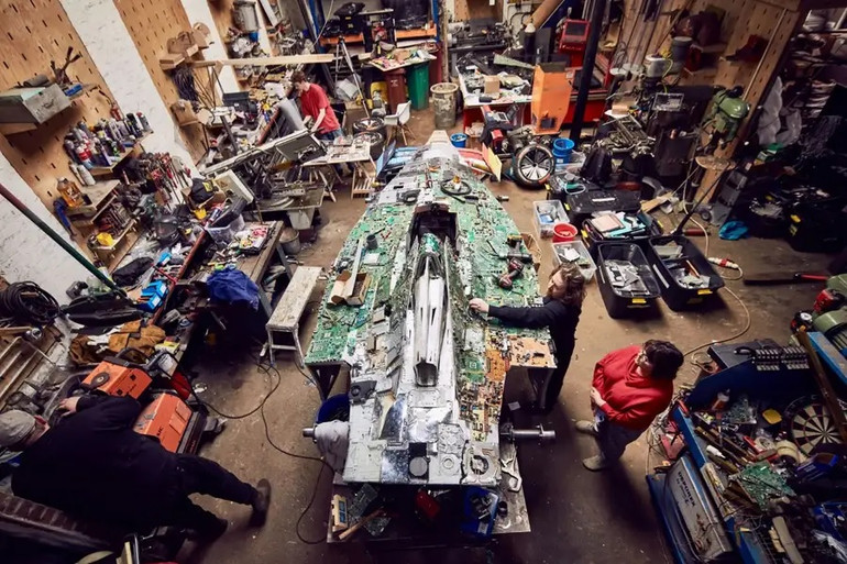 Nghệ sĩ Liam Hopkins và cộng sự bên cạnh chiếc xe Recover-e.