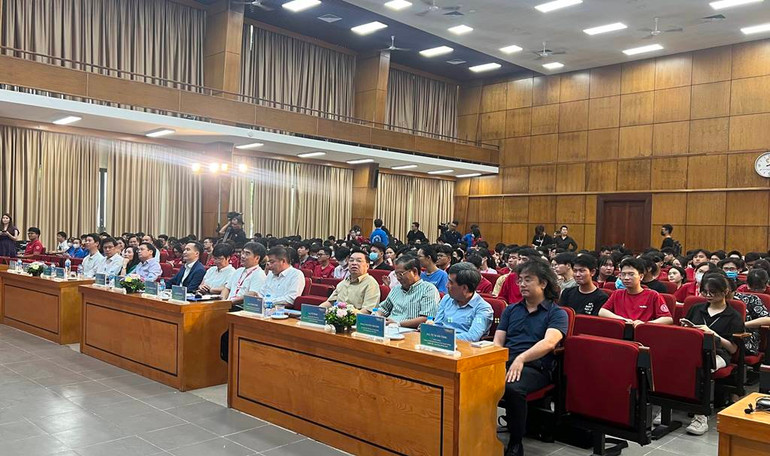 Buổi giao lưu Giải thưởng Nhân tài đất Việt 2023 giúp khơi dậy niềm đam mê khoa học trong sinh viên.