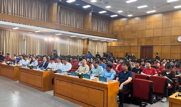 Buổi giao lưu Giải thưởng Nhân tài đất Việt 2023 giúp khơi dậy niềm đam mê khoa học trong sinh viên.