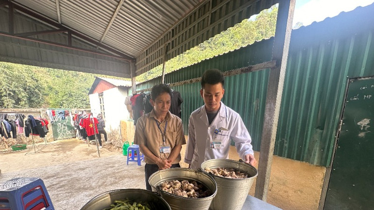 Cán bộ y tế xã Mường Pồn cùng thầy Nguyễn Văn Tới, Hiệu trưởng Trường Trung học cơ sở Mường Pồn kiểm tra thực phẩm đã chế biến trước khi cho học sinh ăn trưa ở trường. Cán bộ y tế xã Mường Pồn cùng thầy Nguyễn Văn Tới, Hiệu trưởng Trường Trung học cơ sở Mường Pồn kiểm tra thực phẩm đã chế biến trước khi cho học sinh ăn trưa ở trường.