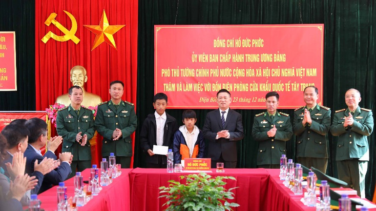 Phó Thủ tướng Chính phủ Hồ Đức Phớc tặng quà các cháu học sinh đang được cán bộ, chiến sĩ Đồn Biên phòng Cửa khẩu quốc tế Tây Trang nuôi dưỡng.